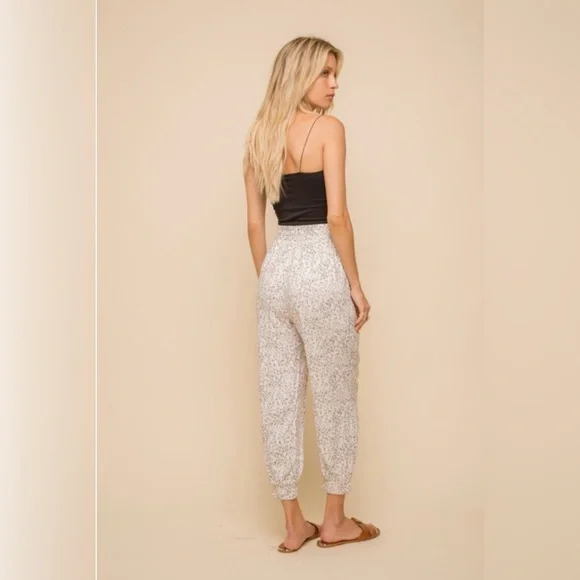 **LAST ONE!!** 3/4 LENGTH LEOPARD JOGGER PANTS 💛 🐆 - Picture 5 of 6